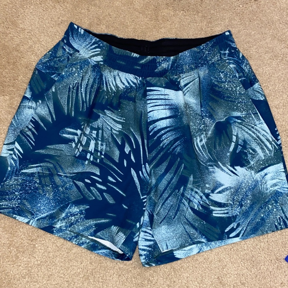 Lululemon men’s size medium lined board shorts with pockets.